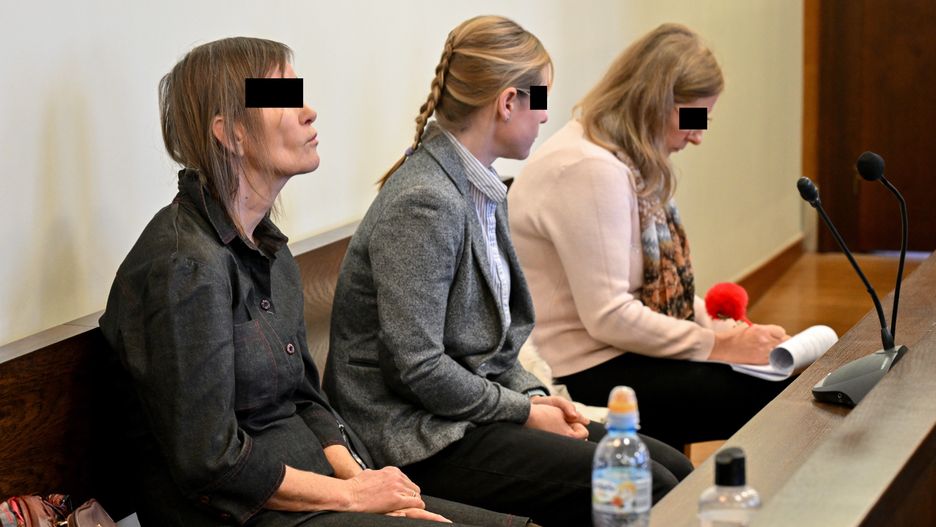 Wrocław, 12.02.2024. Oskarżone na sali rozpraw Sądu Okręgowego we Wrocławiu, 12 bm. Rozpoczął się proces ws. grupy przestępczej zajmującej się niezgodną z prawem legalizacją pobytu cudzoziemców w Polsce. (aldg) PAP/Maciej Kulczyński *** UWAGA!!! ZAKAZ PUBLIKACJI WIZERUNKU I DANYCH OSOBOWYCH OSKARŻONEGO! ***