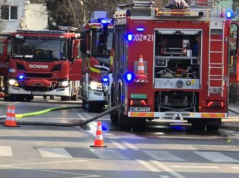 Pożar domu w Wawrze. Ogień w kotłowni, dym na poddaszu