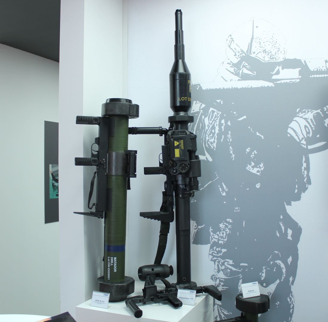 Panzerfaust-3 IT wraz z odpiętym modułem celowniczym na tle nowszego jednorazowego granatnika bezodrzutowego RGW-90 HH.