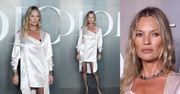 51-letnia Kate Moss eksponuje szczupłe nogi na paryskim pokazie Diora. Wciąż ma w sobie "to coś"?