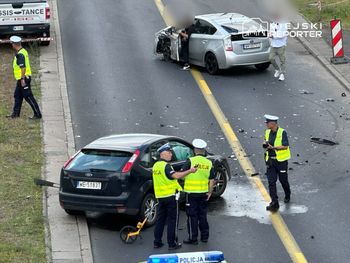Warszawa, Grochów: Poważny wypadek. Kierujący fordem zjechał na czołówkę. Ulica zablokowana