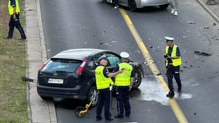 Warszawa, Grochów: Poważny wypadek. Kierujący fordem zjechał na czołówkę. Ulica zablokowana