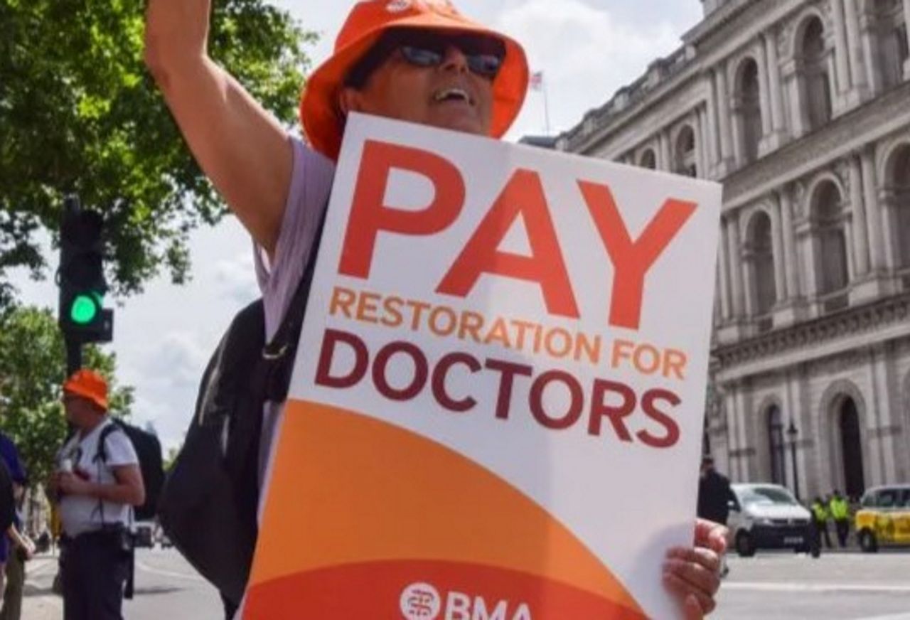 Lekarze z Anglii wyszli na ulice. Zapowiadają pięć dni strajków