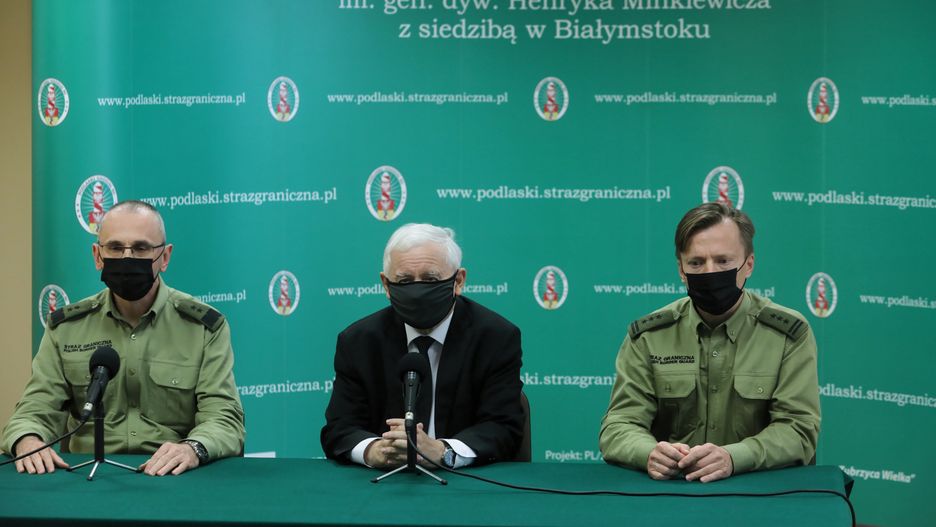 Białystok, 07.10.2021. Wiceprezes Rady Ministrów, przewodniczącego Komitetu Rady Ministrów do spraw Bezpieczeństwa Narodowego i spraw Obronnych Jarosław Kaczyński (C), komendant główny Straży Granicznej gen. dyw. SG Tomasz Praga (L) oraz komendant Podlaskiego Oddział Straży Granicznej płk SG Andrzej Jakubaszek (P) podczas konferencji prasowej w Białymstoku, 7 bm.  (kf) PAP/Artur Reszko