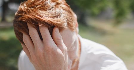 Cierpi 3 mln Polaków. Objaw choroby pojawia się nawet na włosach