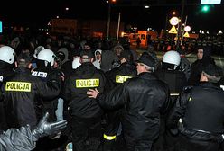 Na granicy poleciały butelki i petardy