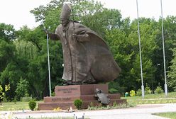 Pomniki niegodne papieża