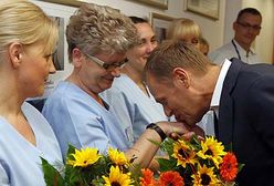 Tusk całuje rączki