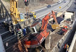 Koparka wbiła się w wiadukt
