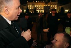 Jarosław Kaczyński przed Pałacem Prezydenckim