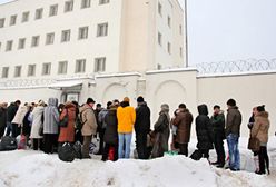 Koczują pod więzieniem