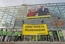 Działacze Greenpeace na dachu Merkel