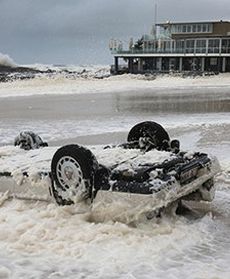 Auto spłynęło do oceanu