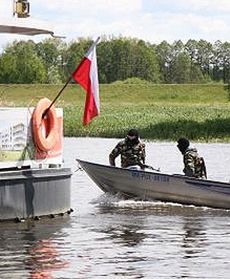 "Piraci" zaatakowali statek na Narwi