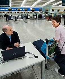 Pisze książkę na lotnisku