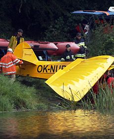 Wyciągnęli z jeziora awionetkę