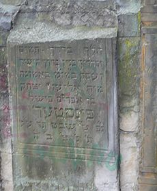 Swastyki na cmentarzu