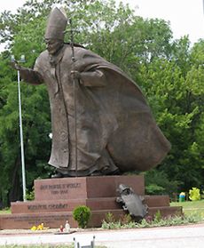 Pomniki niegodne papieża