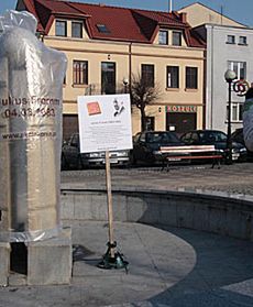 Prezerwatywa-gigant w centrum miasta