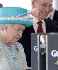 Królowa Elżbieta w browarze Guinnessa