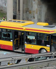 Autobus zjechał ze skarpy