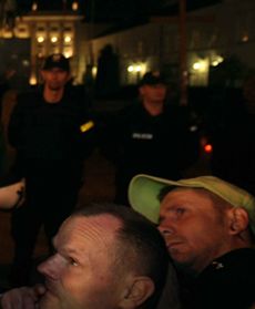 Jarosław Kaczyński przed Pałacem Prezydenckim