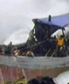 Tonąca łódź z nielegalnymi imigrantami