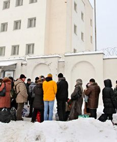 Koczują pod więzieniem