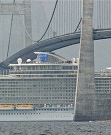 Przepłynął centymetry pod mostem