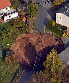 Krater pośrodku osiedla