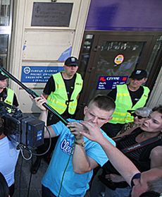 Tłum przed siedzibą Samoobrony