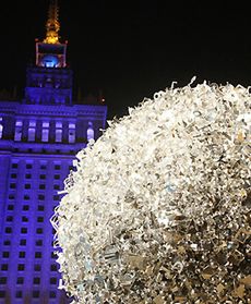 Metalowa kula w środku miasta