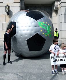 Gigantyczna piłka dla polskiego rządu