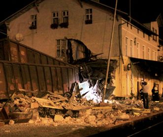 Wagony wjechały w dom