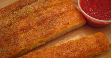 Paluszki chlebowe z czosnkiem i parmezanem (Pizza Hut)