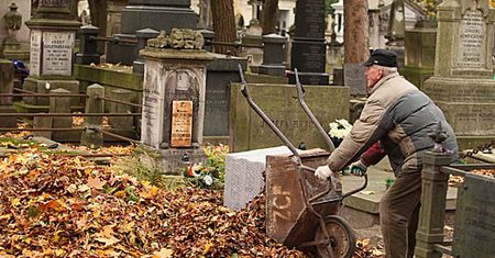 Wielkie sprzątanie na cmentarzach