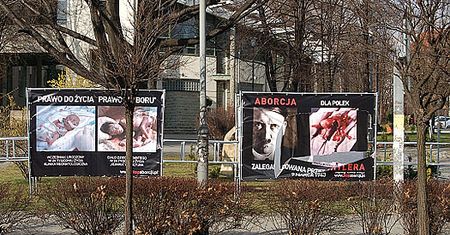 Makabryczne plakaty przed kościołem - zdjęcia