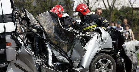 Tir zmiażdżył dwa auta