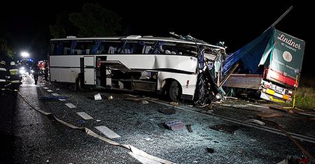 "Czołówka" autobusu i tira