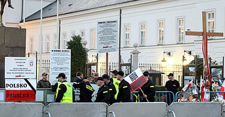 Usunięto obrońców krzyża