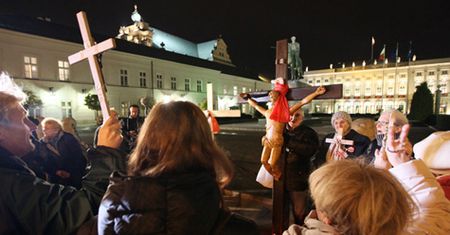 Nowy krzyż pod Pałacem Prezydenckim
