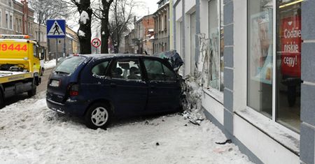 Samochód wjechał w sklep