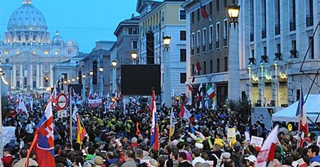 Tłum czeka na błogosławionego