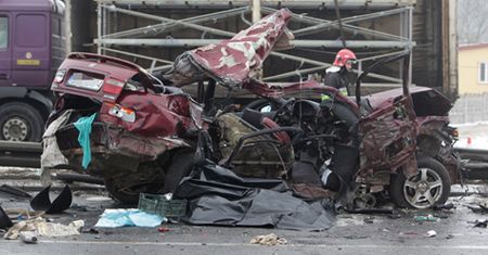 Tragiczny wypadek - zmiażdżone auto