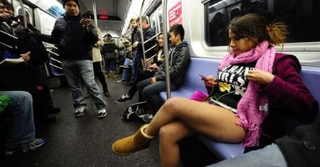 Bez spodni w metrze
