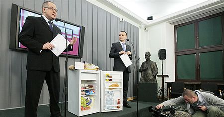 Przynieśli do sejmu... lodówkę