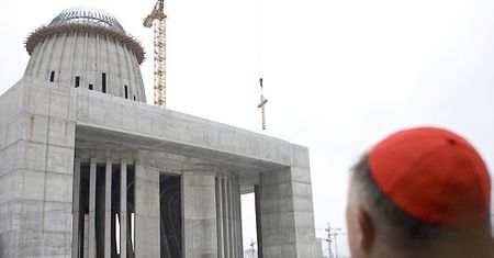 Krzyż na szczycie Świątyni Opatrzności Bożej