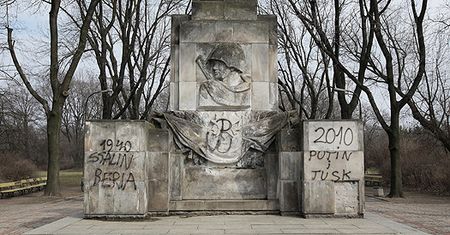 Zdewastowany pomnik