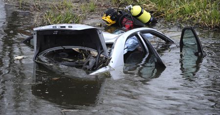 Auto wpadło do jeziora
