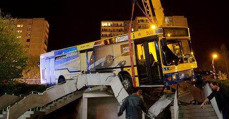 Niekontrolowany przejazd autobusu